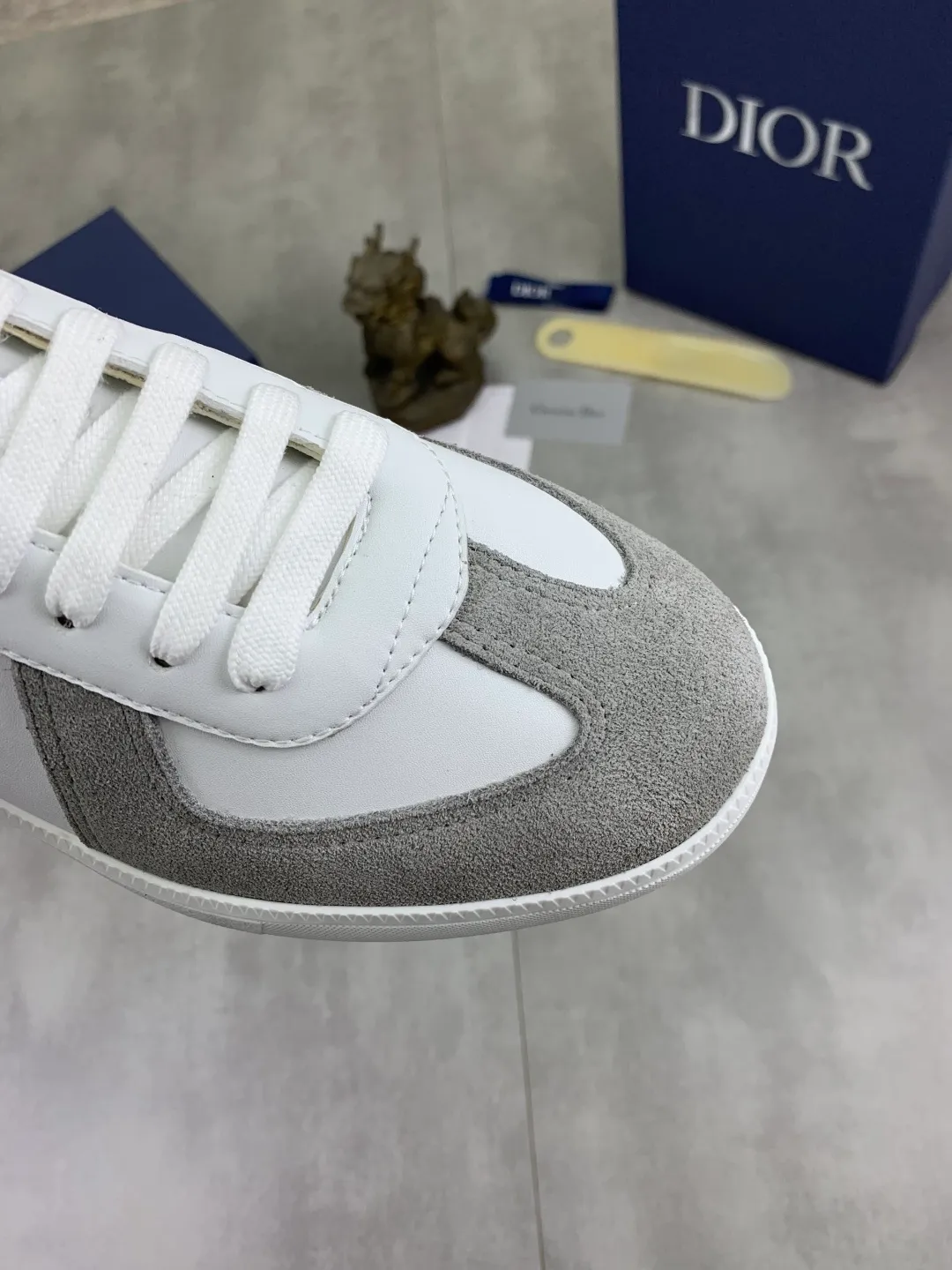 Men's shoes 💰P360 New Dior B01 moral training shoes, white first-layer cowhide, original molded outsole. New to the fall collection, this sneaker marks the return of a Dior classic, reinterpreted in a stylish and elegant silhouette. Crafted from white smooth first-grain cowhide with a tonal silk sheepskin lining, it features the Dior logo on the tongue and inner sides, and a CD icon on the heel. Paired with Tpu anti-slip soles of the same color, it can be matched with various styles to create a sophisticated look.  Code number: 38-44
